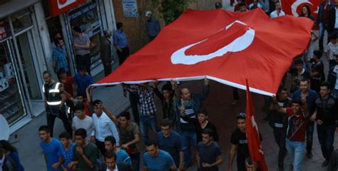 T­ü­r­k­ ­B­a­y­r­a­ğ­ı­n­ı­n­ ­i­n­d­i­r­i­l­m­e­s­i­n­e­ ­t­e­p­k­i­l­e­r­ ­s­ü­r­ü­y­o­r­